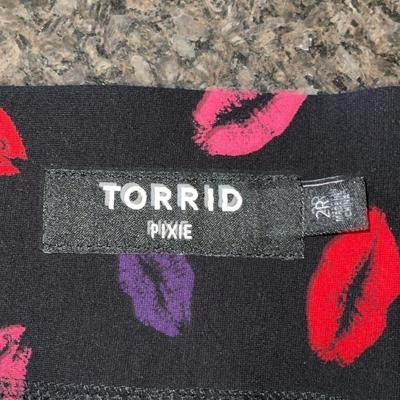 Torrid Black Slim Fit Lips Print Pixie Pants - Picture 9 of 10